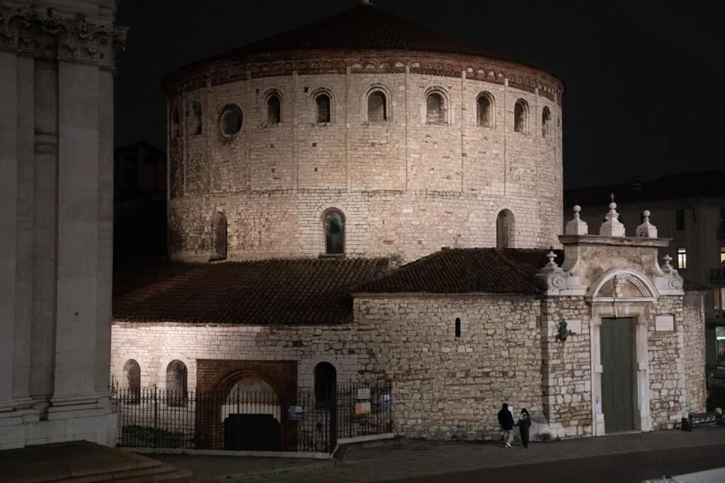 Ferienwohnung Piazza Duomo Cathedral View Brescia Exterior foto
